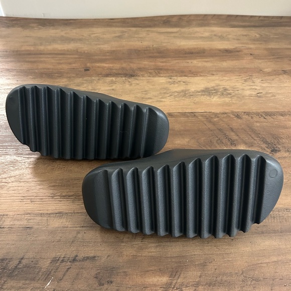 Adidas Yeezy Slides Onxy size 8 - Picture 8 of 13